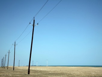 La línia elèctrica del Trabucador, que està a la vora de l'aigua, es desmantellarà. JUDIT FERNÀNDEZ/ ARXIU