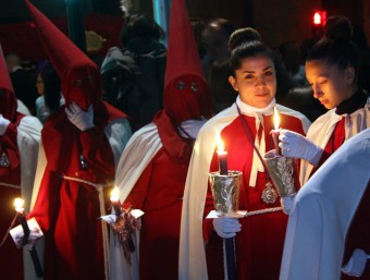 Joves natzarenes de la processó amb ‘saetas' del Santísimo Cristo de la Salud i de Nuestra Señora de la Soledad de Sant Vicenç dels Horts ACN