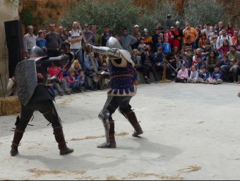 Un combat de cavallers al mercat de Calonge, a càrrec de la companyia Alma Cubrae.  NURI FORNS