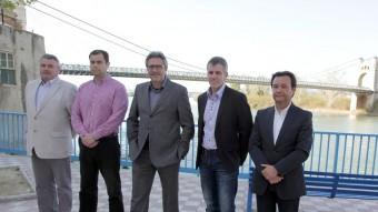 Miró, Tomàs, Ferré, Císcar i Martínez, d'esquerra a dreta, reunits per El Punt Avui amb el riu Ebre al darrera i el pont penjant al fons. JUDIT FERNÀNDEZ