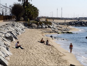 Imatge d'arxiu d'una platja sense sorra en el terme municipal de Premià de Mar ORIOL DURAN