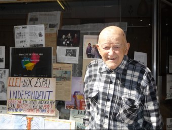 Josep Valls al barri de la Morera on tenia una pastisseria i és molt conegut, amb una de les seves pancartes. M.MEMBRIVES