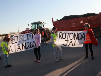 Protesta per demanar una rotonda a l'entrada de l'estació del TAV, aquest dimecres a Vilafant JOAN SABATER