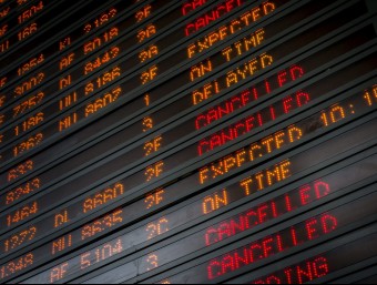 Panells electrònics informen dels retards i cancel·lacions de vols, ahir a l'Aeroport Charles de Gaulle de París EFE