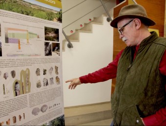 Eudald Carbonell, director de l'IPHES, mostra un dels plafons que integren l'exposició sobre la recerca arqueològica al Camp de Tarragona JUDIT FERNÀNDEZ