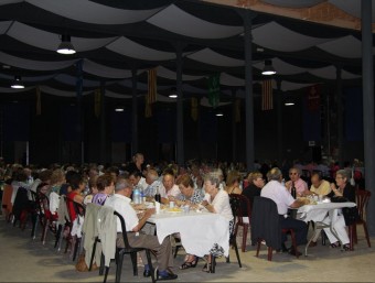 Una imatge del sopar popular de les Gales d'Anglès de l'any 2012, a l'antiga fàbrica Burés EL PUNT AVUI