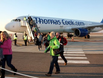 Un avió de Thomas Cook a l'aeroport Lleida- Alguaire ACN