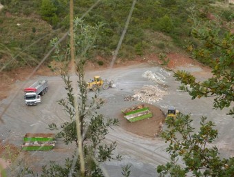 Un camió i una excavadora a la pedrera en una imatge cedida per L'Altraveu