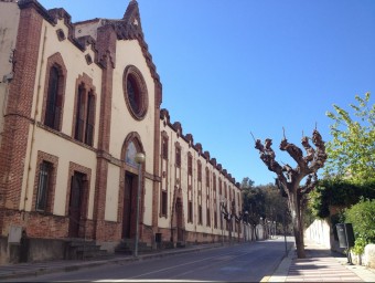 La façana del convent amb la capella a primer terme, està protegit en tot el conjunt. E.F