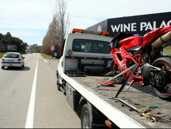 La moto a la grua, uns metres més avall d'on va passar ahir el fatídic accident M. LÓPEZ (ACN)