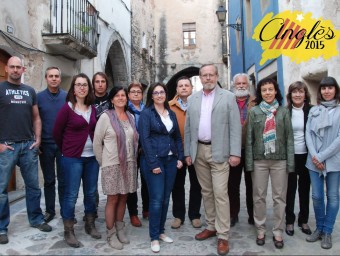 Josep Casadellà, en primer terme i a la dreta, amb alguns membres de la nova llista independent. EL PUNT AVUI