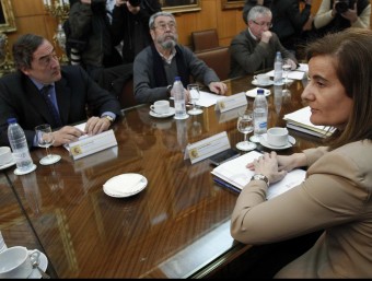 Els líders de la CEOE, UGT i CCOO, reunits amb la ministra Fátima Báñez, en una imatge d'arxiu