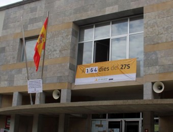 La bandera espanyola que es va penjar a l'Ajuntament de Calldetenes però que uns desconeguts han robat aquesta nit ACN