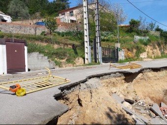 El carrer Pollancre, a la urbanització de Can Fornaca de Riudarenes, esfondrat, ahir al matí J. FERRER