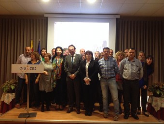 Judit Cortada, ahir al centre cívic de Breda, amb Josep Rull i els membres de la llista de CiU EL PUNT AVUI