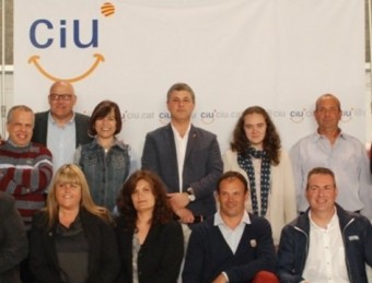 La foto de família de l'equip que conforma la candidatura de CiU a Mont-ras, ahir al poliesportiu CIU