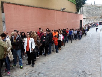 Una llarga cua per participar en el càsting de ‘Nueve apellidors vascos'a Girona ACN