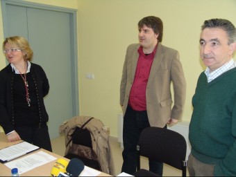 L'alcalde de Sant Pere Pescador Jordi Martí (IpsP.AM), amb Agustí Badosa, que és candidat de CiU i futur alcalde, amb una exregidora, en una foto d'arxiu. J. P