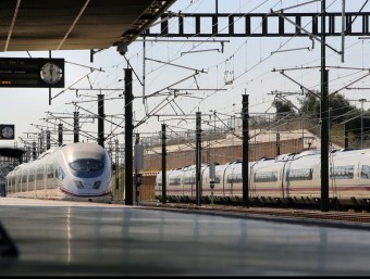 Un tren d'alta velocitat arribant a l'estació de Figueres-Vilafant MANEL LLADÓ