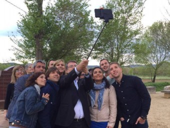 La candidatura d'Independents-PSC de la Bisbal, fent-se una selfie. EL PUNT AVUI
