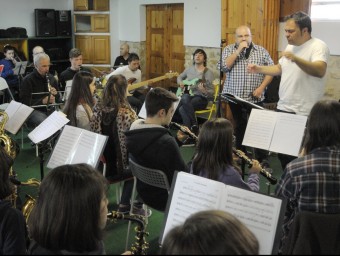 Brams i la Girona Banda Band, durant l'assaig que van fer el 12 d'abril a la casa de colònies de Can Sans ARTUR ANTÚNEZ VITALES