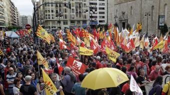Milers de persones van recórrer els carrers del centre de València en la manifestació del 25 d'abril. JOSÉ CUÉLLAR