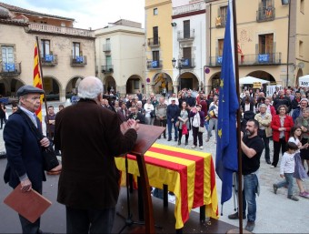 El fotògraf Joan López i Grau, a l'esquerra, va rebre ahir la medalla d'or de la vila d'Amer, en un acte a la plaça de la Vila J.F. / FOTO: JOAN CASTRO / ICONNA