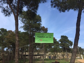 Una imatge d'una de les pancartes, al Parc de les Moleres de Caldes. La PIC ha denunciat l'equip de govern a la junta electoral de Santa Coloma EL PUNT AVUI