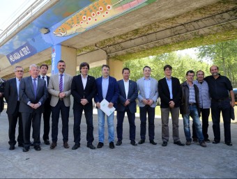 Els alcaldes i el conseller Vila sota el mural que reivindica més aigua pel riu Ter MANEL LLADÓ