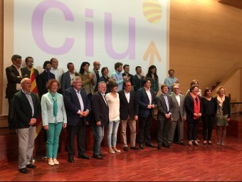 El coordinador general de CDC, Josep Rull, al centre, amb els candidats i candidates de la federació a la comarca de la Selva, ahir al migdia a l'Auditori de Santa Coloma de Farners EL PUNT AVUI