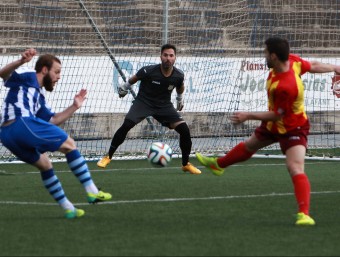 Marc Serramitja remata a porteria en una acció del partit d'ahir a Vilatenim entre el Figueres i el Vilafranca JOAN SABATER