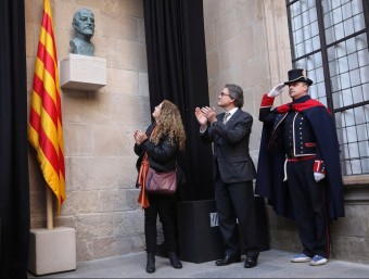 El president Mas, inaugurant el restabliment al seu lloc original del bust d'Enric Prat de la Riba.  ARXIU