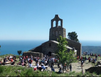 L'església de Santa Helena, -aquí en un imatge de l'edició 2014 de la caminada- és el punt de trobada de les expedicions que surten dels diferents pobles VIA PIRENA
