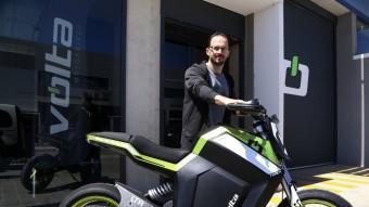 Marc Barceló amb el model de moto elèctrica de Volta davant la planta de Figueres.  MANEL LLADÓ