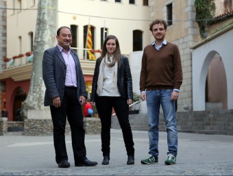El candidat d'Entesa, i actual alcalde, Pere Garriga (a l'esquerra de la imatge), amb Ester Soms, candidata d'ERC, i Joaquim Bohils (CiU), a la plaça de la Vila. QUIM PUIG