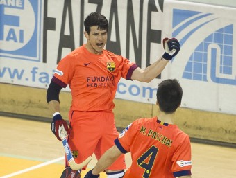 Álvarez celebra un gol amb Pascual durant el duel d'ahir entre el Barça i el Breganze VÍCTOR SALGADO / FCB