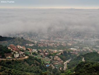 Imatge de la boira sobre Barcelona, captada aquest dilluns al matí pel meteoròleg Alfons Puertas des de l'Observatori Fabra, a Collserola ALFONS PUERTAS @alfons_pc