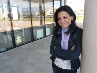 Susanna Bazan, a l'exterior de la biblioteca municipal.  R. E.