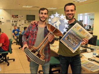 Xavi Barroso i Ricard Muñoz , ahir amb l'imponent trofeu de la lliga europea a la redacció de L'Esportiu a Barcelona JUANMA RAMOS