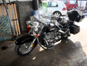 La moto en que viatjava la dona que va morir en l'accident a Caldes. ACN