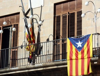 La bandera estelada penjada al balcó de l'Ajuntament de Tàrrega ACN