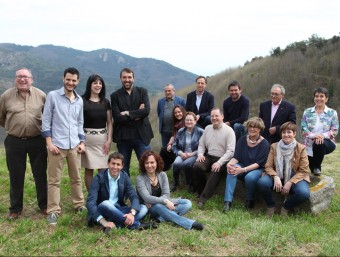 Els integrants de la candidatura de CiU a Sant Hilari Sacalm. El cap de llista i actual alcalde del municipi, Albert Santaugini, dret, és el quart per l'esquerre. EL PUNT AVUI