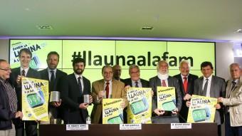 Representants 
			de la FCF, del Banc dels Aliments, la UFEC i el Comitè d'Àrbitres, ahir a la presentació de l'acte solidari EL PUNT AVUI