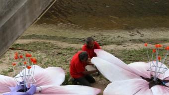 Dos operaris treballant en el muntatge del riu Onyar MANEL LLADÓ