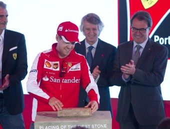 Vettel, col·locant la primera pedra sota la mirada atenta del director de l'equip Ferrari de F1, del president de Port Aventura i del president Mas. J.C.LEÓN