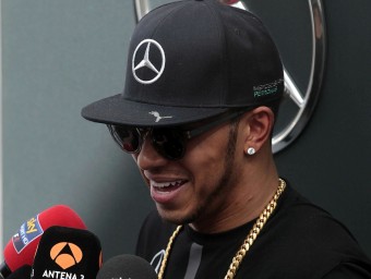 Hamilton atenent la premsa, ahir EFE