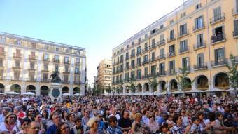 La plaça Independència, plena a vessar, amb les actuacions del festival A Capella. QUIM PUIG