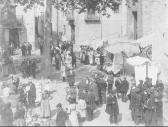 Jornada de mercat a la Plaça de la Vila d'Arbúcies, al voltant del 1910 Arxiu Històric Municipal d'Arbúcies