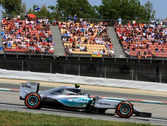 Nico Rosberg, camí de la seva primera posició preferent del curs, ahir al Circuit de Barcelona-Catalunya LLUÍS SERRAT