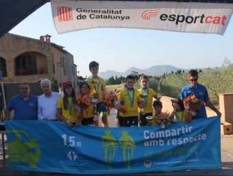 Els vencedors amb Josep Bochaca, president de la Federació Catalana de Ciclisme, i els organitzadors ÀNGEL GONÀLEZ